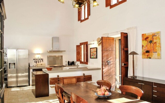 Luxurious Mansion in Montuïri With Sauna