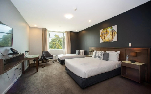 Sfera's Park Suites & Convention Centre