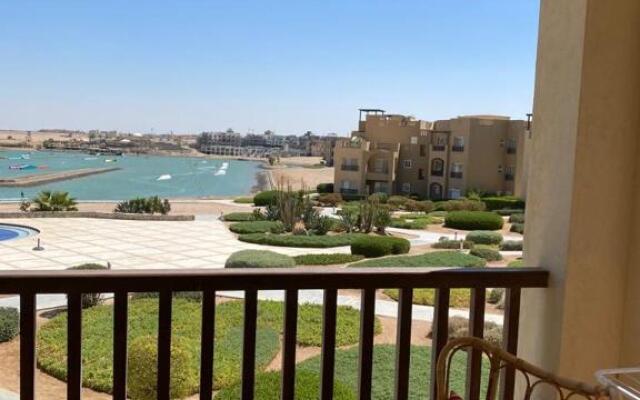 A lovely 2 BR apartment at Waterside