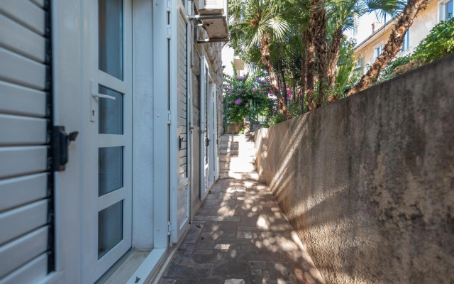 Palm garden apartment in center with big terrace