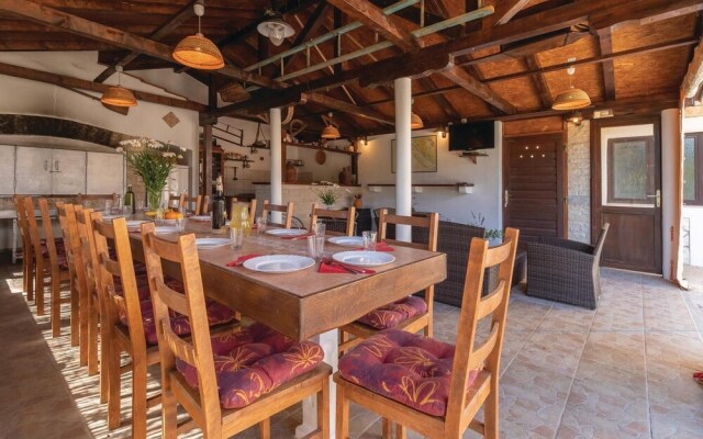 Beautiful Home in Banj With Wifi and 5 Bedrooms