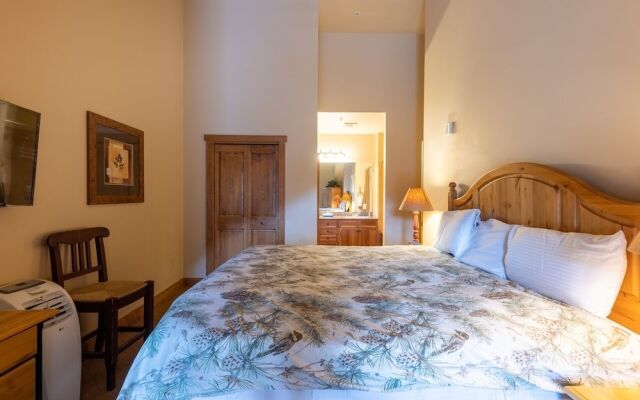 2311 Red Hawk Lodge 2 Bedroom Condo by RedAwning