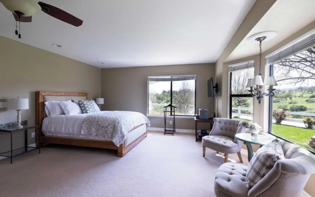 4.5 Acre Secluded Ranch w/ Panoramic Views Fire Pit Olive Ranch by Avantstay