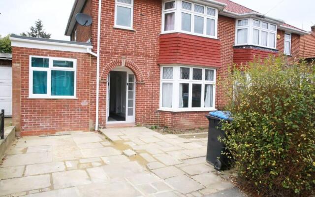 Deluxe 4-bed House Close2 Wembley Stadium