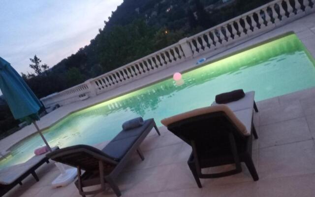 2 logements pour 10 personnes +piscine luxe
