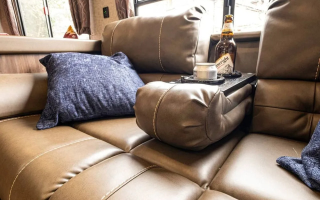 American Luxury Caravan - Secure Parking Llandeilo