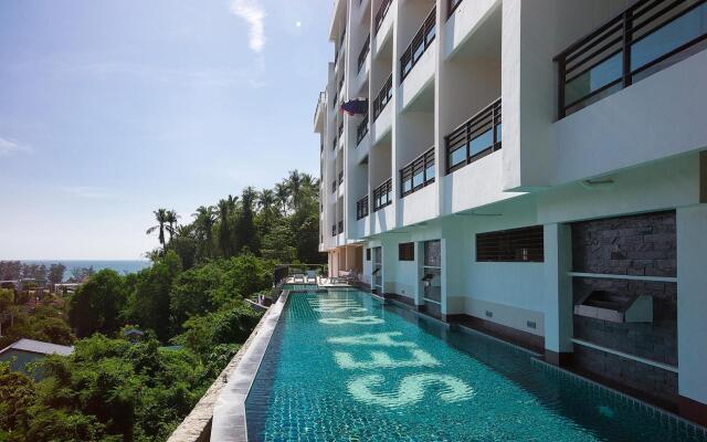 Seaview apartment near Karon beach, rooftop pool & parking!