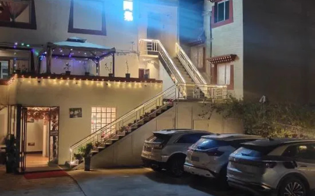 Huajianji Courtyard Home stay