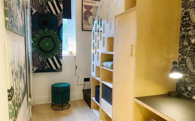 Modern and Bright Three Bed Apartment