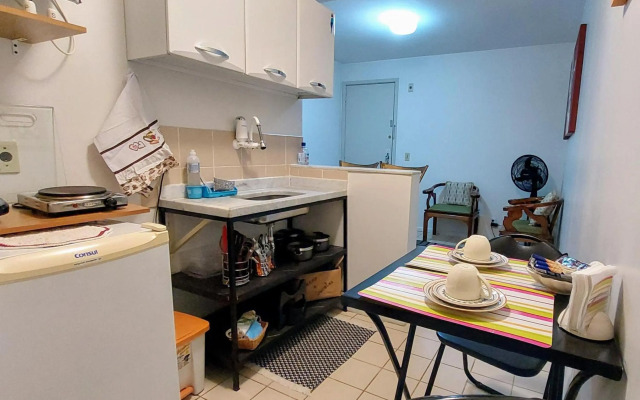 Descanse na rede da varanda sob as árvores.