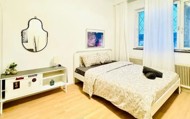 7 private Rooms in a spacious Villa