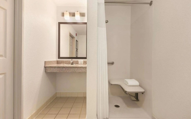 Country Inn & Suites by Radisson, Willmar, MN