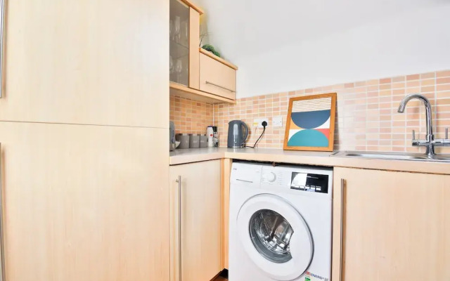 2 Bed House Near Beach with Free Parking