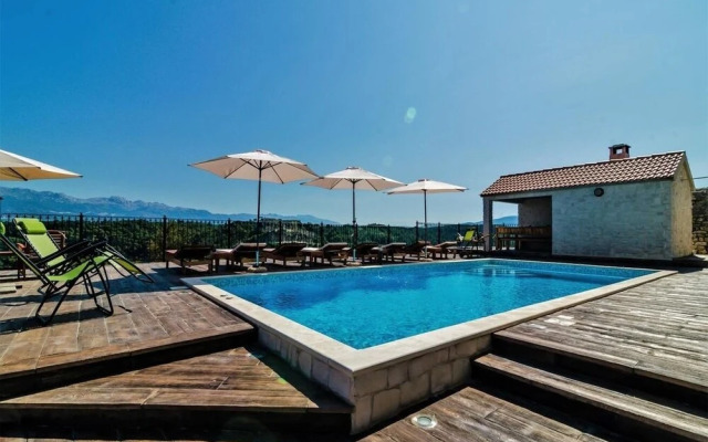 Luce - Pool and View - A1