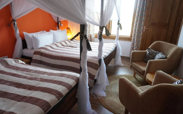 Moyoni Africa Lodge & Tours