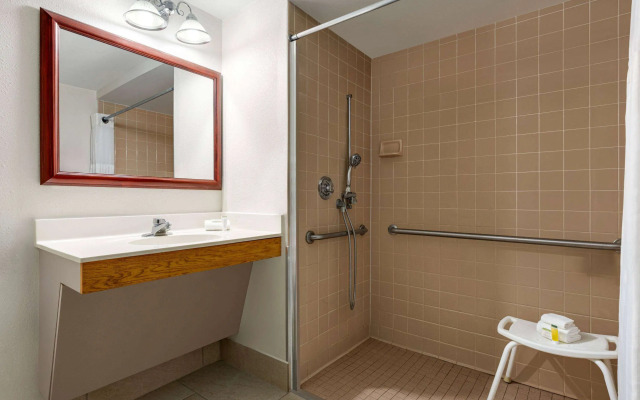 Super 8 by Wyndham Germantown/Milwaukee