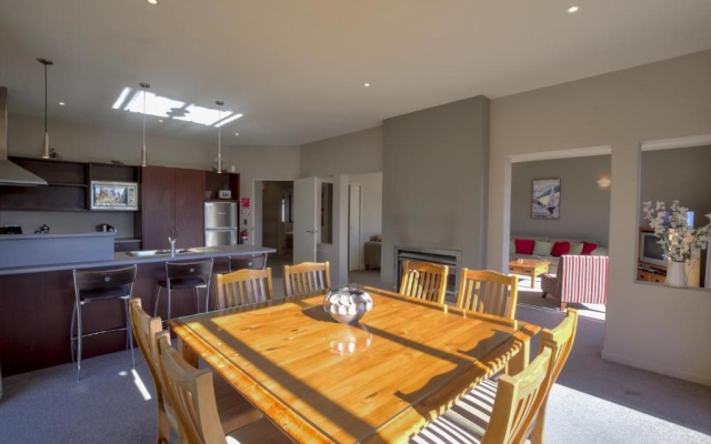 HERI17 - Heritage Village Villa 17 – Kitchen – Wanaka
