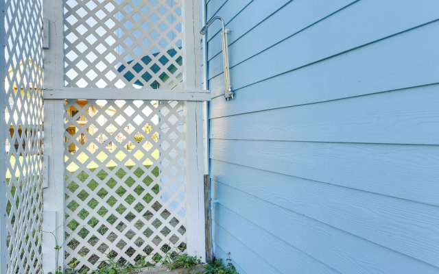 Walk to Beach: Family-friendly Galveston Home!