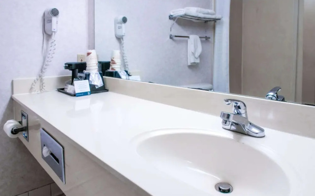 Econo Lodge Inn & Suites