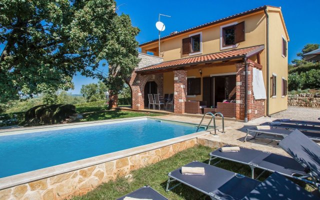 Adorable holiday home with private swimming pool and terrace !