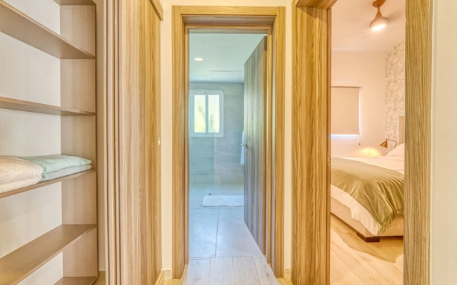 Unique Modern Condo with Beach Access