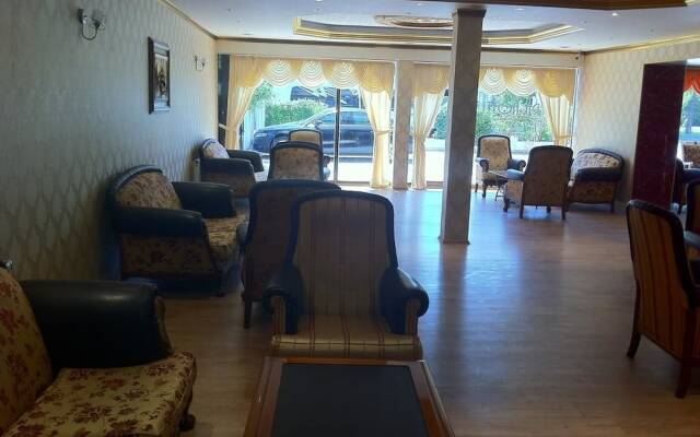 Eyna Hotel