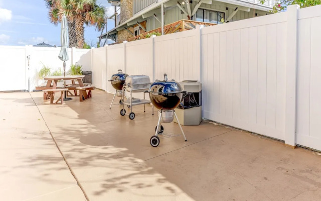 Beachers Lodge by Vtrips