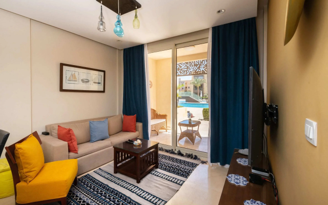 Xuru Stays I Exotic 1bdr w/ Outdoor Terrace Pool & Beach Access