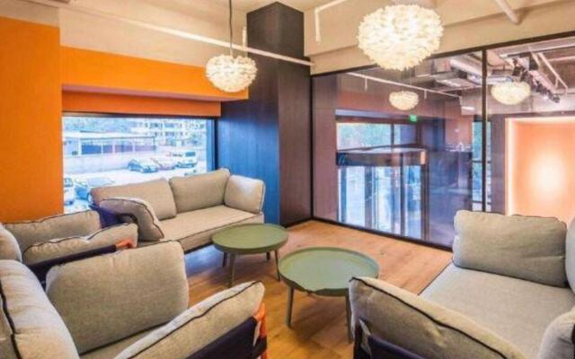 Punk Ballet Ins Hotel