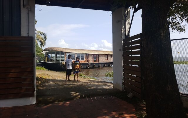 Saro Lake County Hotel