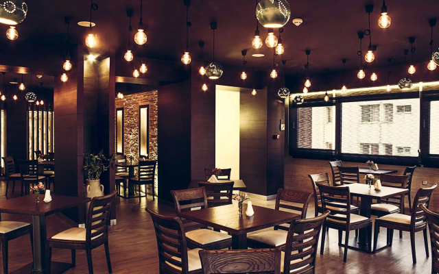 Eskan Alvand Hotel