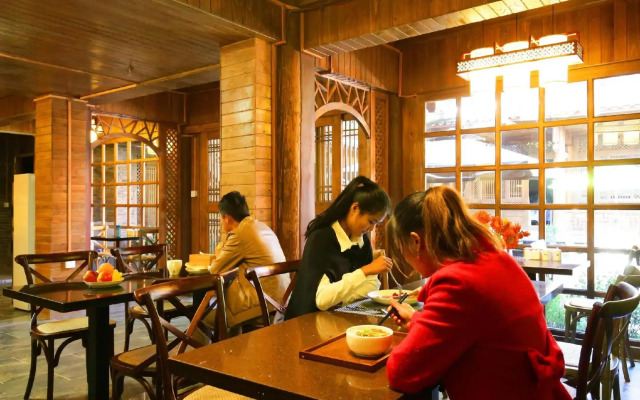 Lijiang Langyun Inn