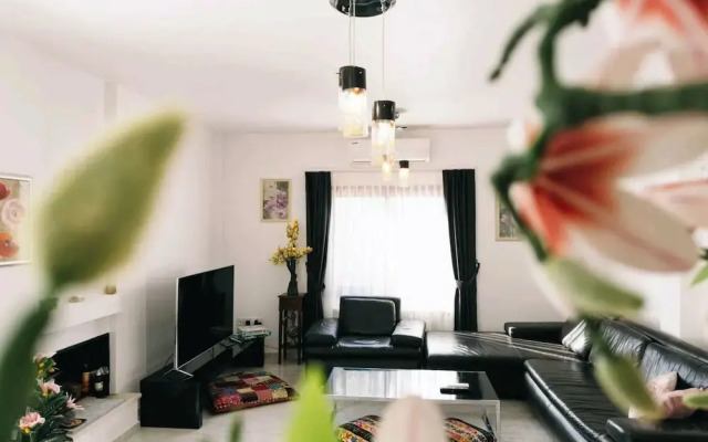 Villa for 9 Guests, Pool, Parking, Walk to Beach