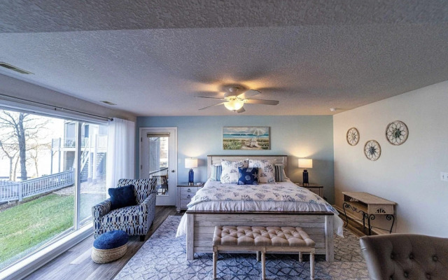 Lazy L at the Lake Chic 3 BDR Condo w/ Boat Slip
