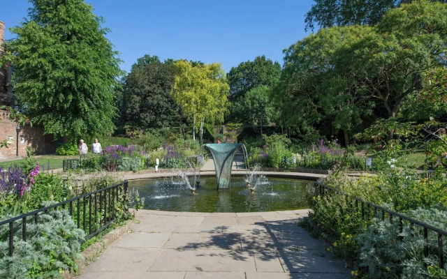 Somerset Square by Onefinestay