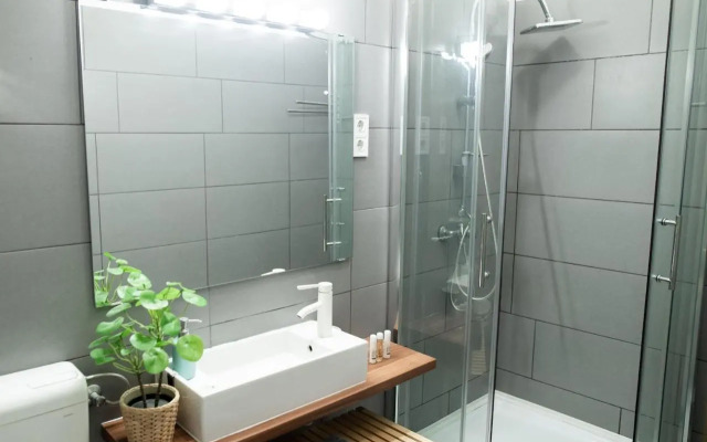 KLAU10 Studio Apartment In Party District.