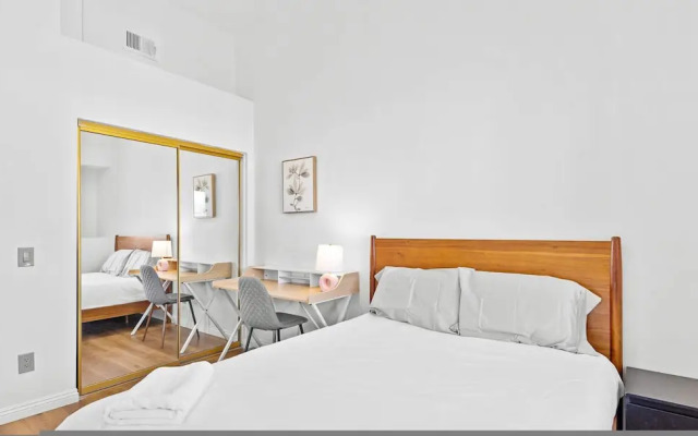 Spacious Retreat Near Iconic LA Sights