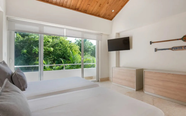 Modern Luxury 6 BR Tropical Retreat With Pool