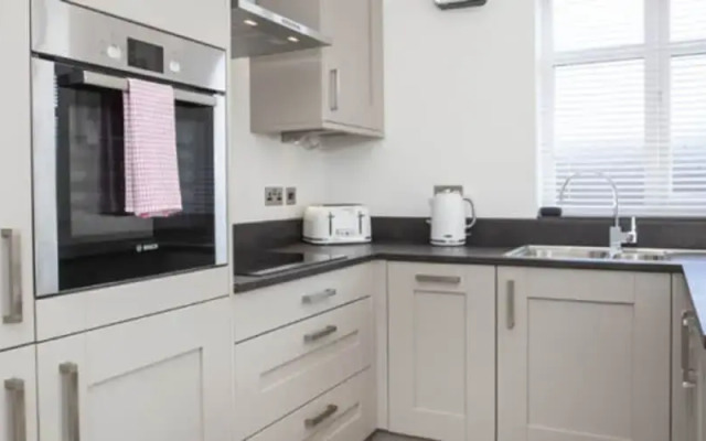 Whitehouse Apartments- Apartment C