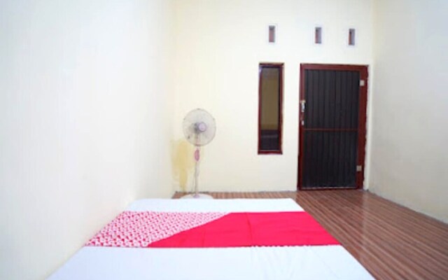 OYO Life 92920 Rumah Kost Azca