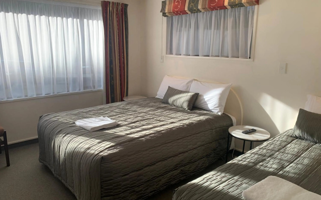 755 Regal Court – Guest Rooms – Dunedin