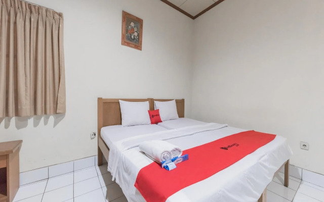 RedDoorz Plus @ Hotel Griya Astoeti