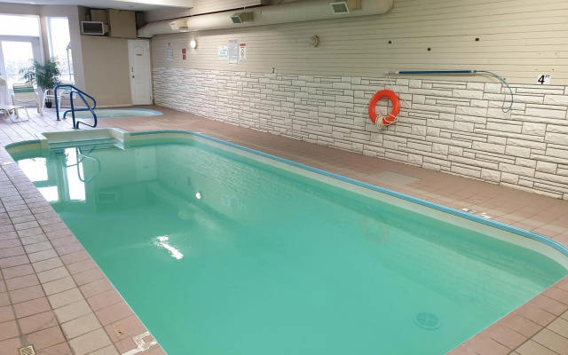 Riverland Inn & Suites