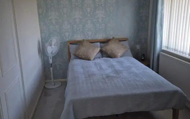 Cosy 1BR Hideaway - Hot Tub, Wifi & Private Pond