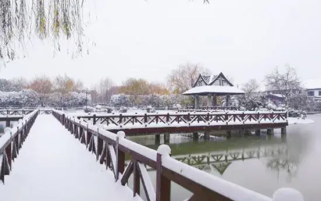 Pujin Hotel (Wuhan High Speed Railway Station Happy Valley Branch)