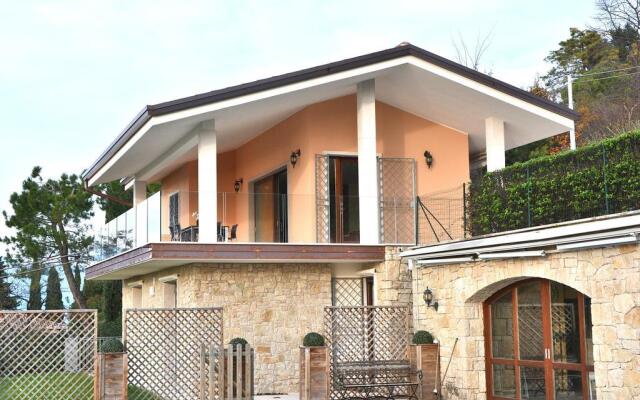 Villa Sybille With Pool And Lake View