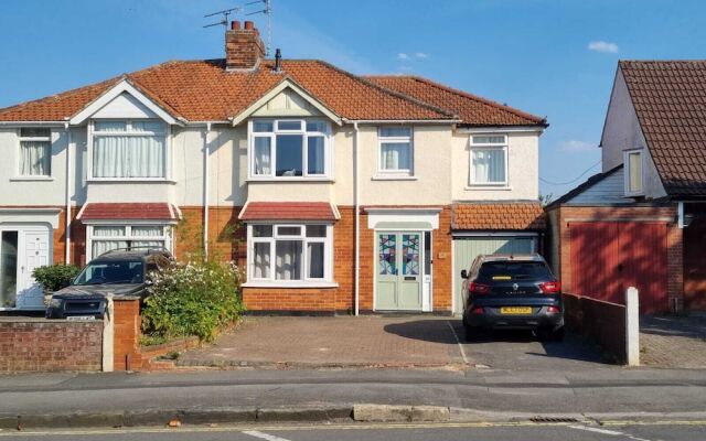 Large 5 Bedroom House Terrace Parking