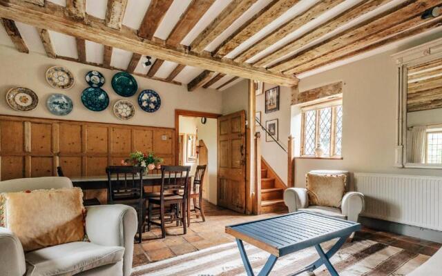 Lavish Tudor Estate Gardens - Sleeps 25