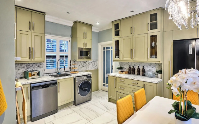 Charming Cardiff Home With Private Parking & Modern Amenities