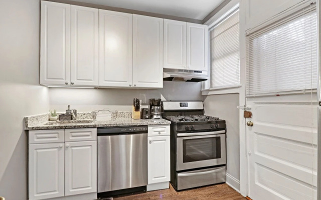 3BR Sunny and Spacious Apt in Lakeview
